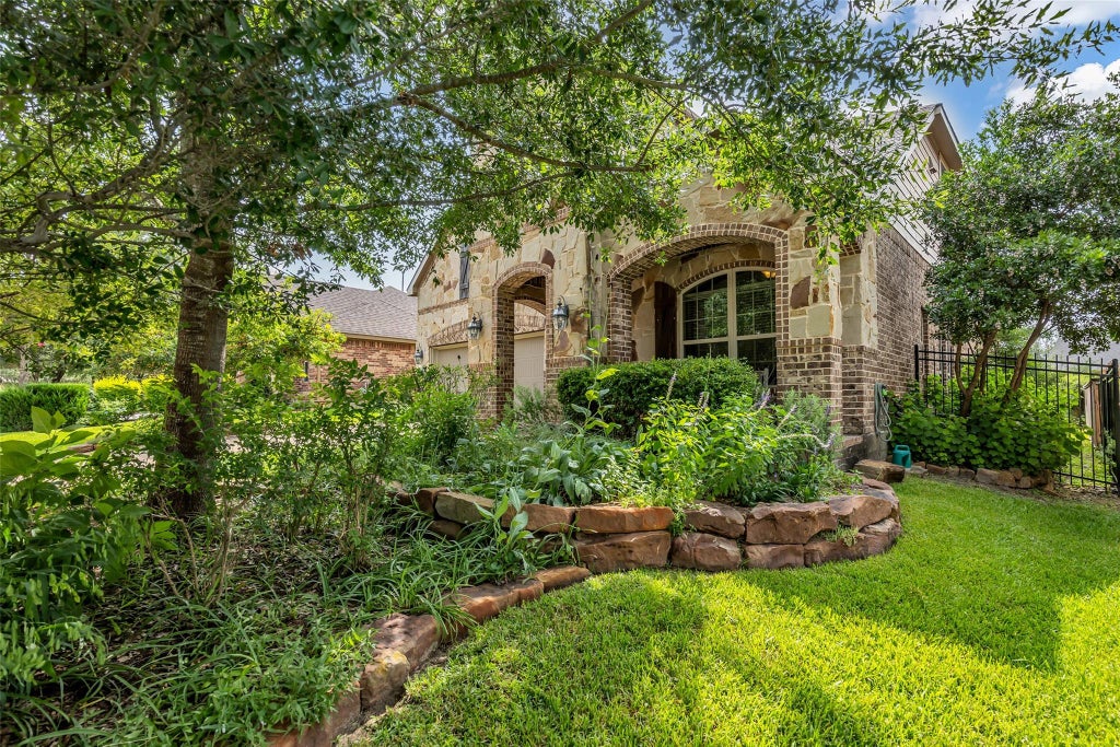 Photo of 43 Hearthshire Circle Circle, The Woodlands, TX 77354 (MLS # 68168496)