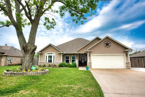 Photo of 512 Wellshire, West Columbia, TX 77486 (MLS # 68228371)