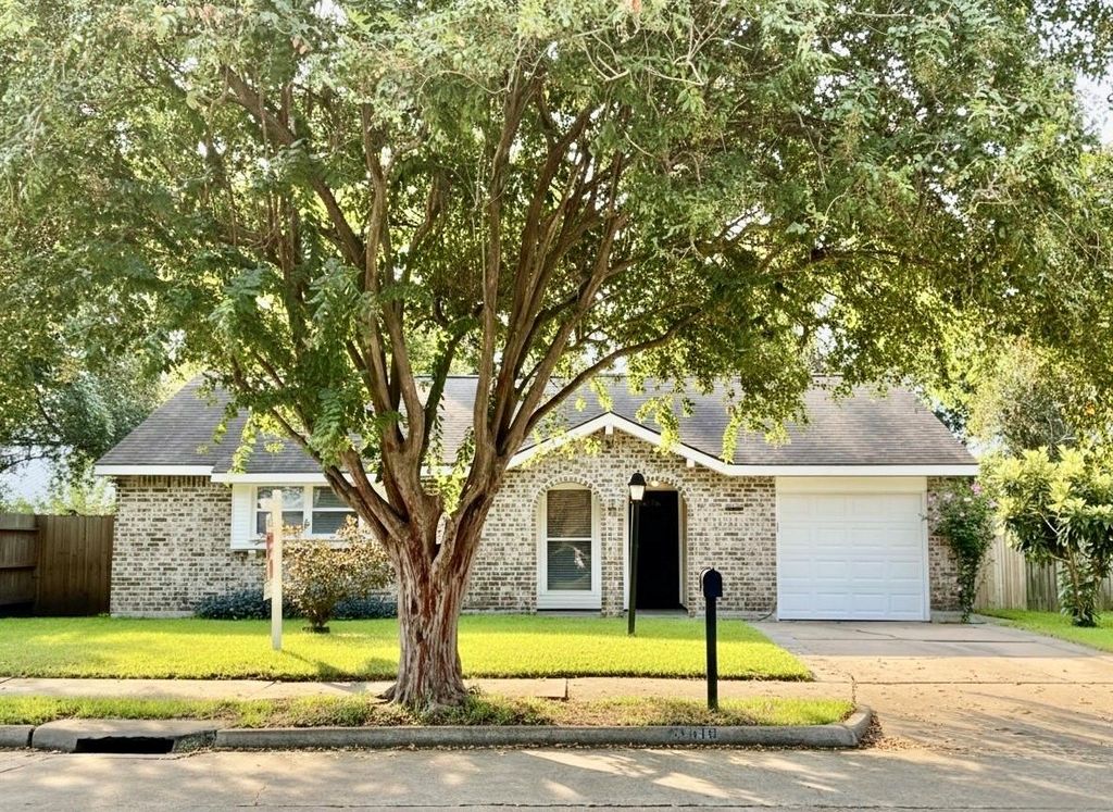 Photo of 13419 Greenway Drive, Sugar Land, TX 77498 (MLS # 62780355)