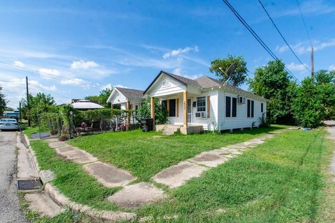 Photo of 2531 Jones Street, Houston, TX 77026 (MLS # 2455327)