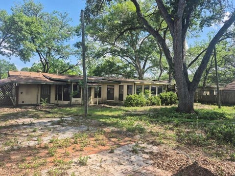 Homes For Sale - 404 Svoboda Street<br/> Yoakum, TX 77995