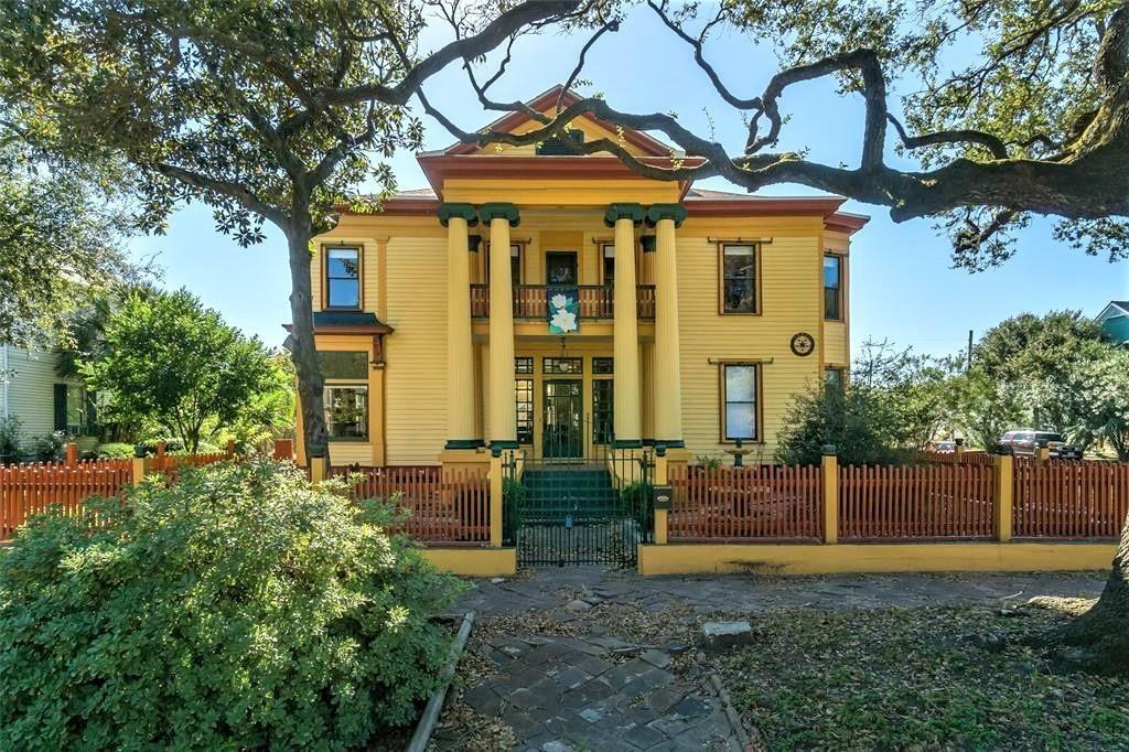 2927 Bernardo De Galvez Avenue