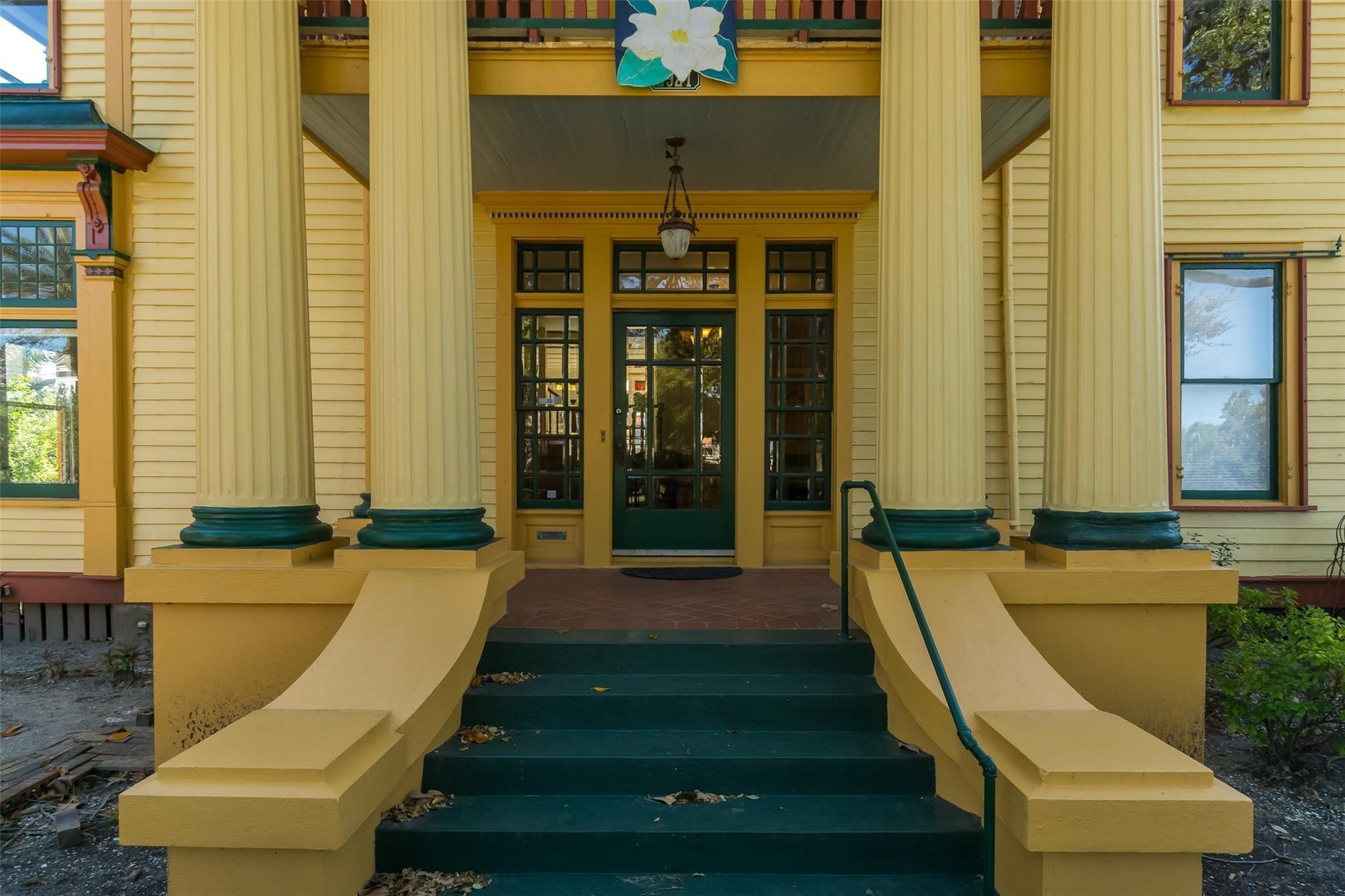 2927 Bernardo De Galvez Avenue