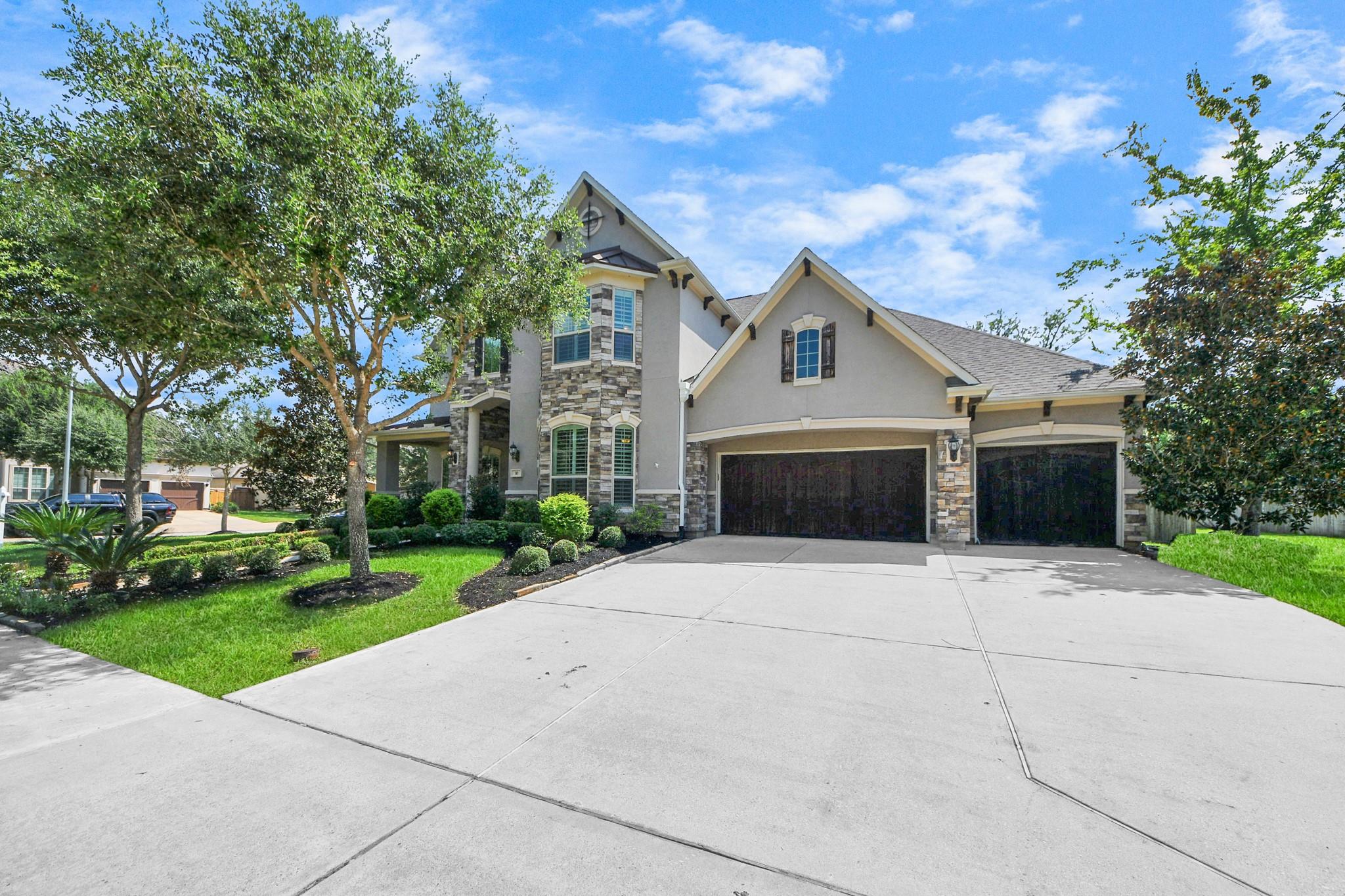 10 Lake Garda Drive