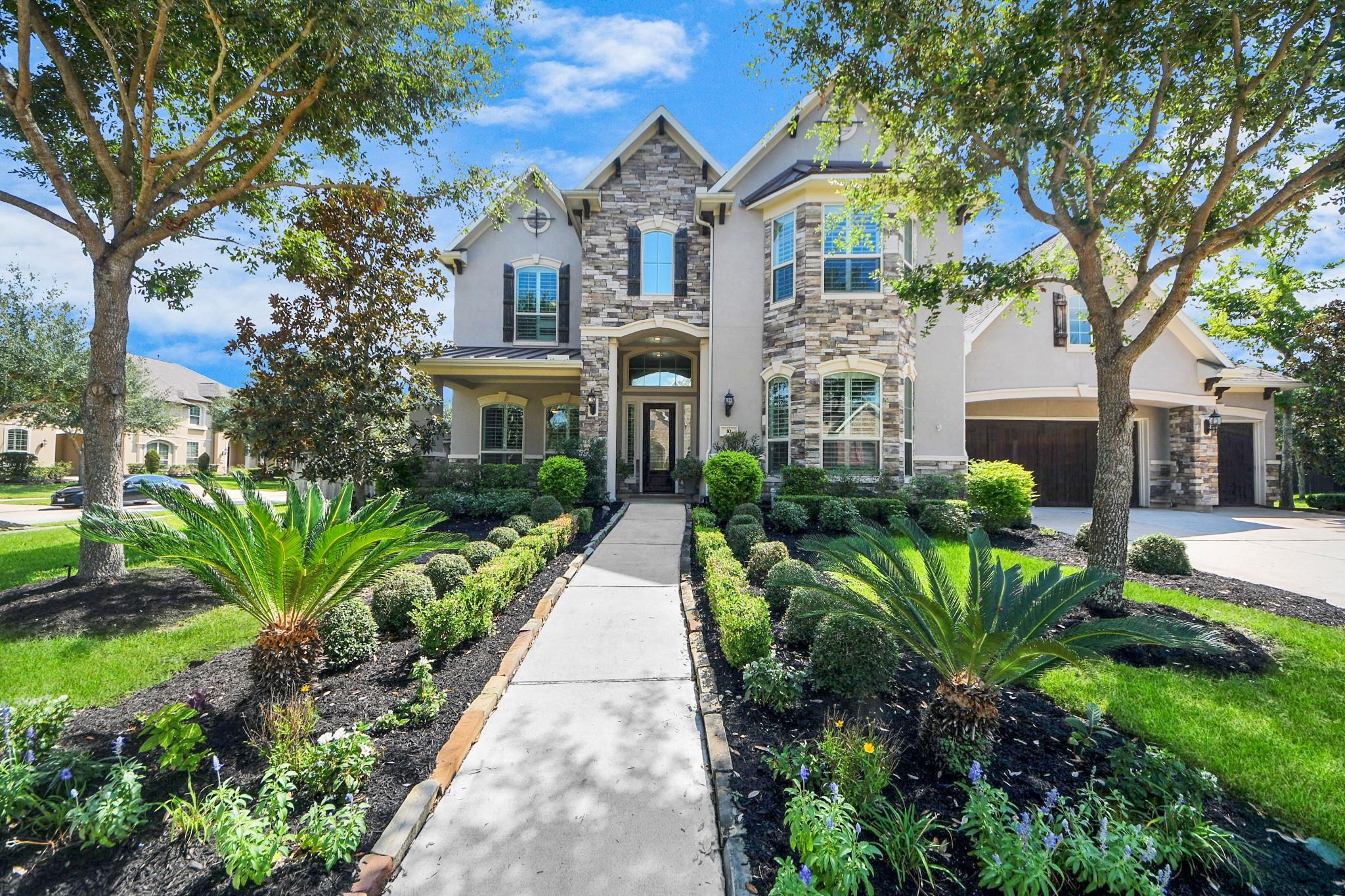 10 Lake Garda Drive