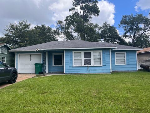 Photo of 4 Childers Drive, Orange, TX 77630 (MLS # 37318982)