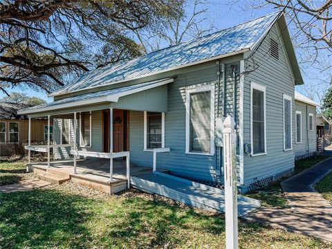 Homes For Sale - 1404 Fannin Street<br/> Columbus, TX 78934
