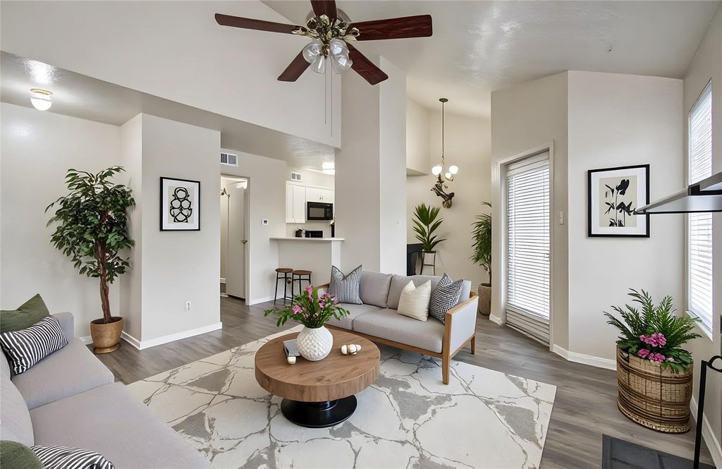 Photo of 2021 Spenwick Drive #322, Houston, TX 77055 (MLS # 20139017)