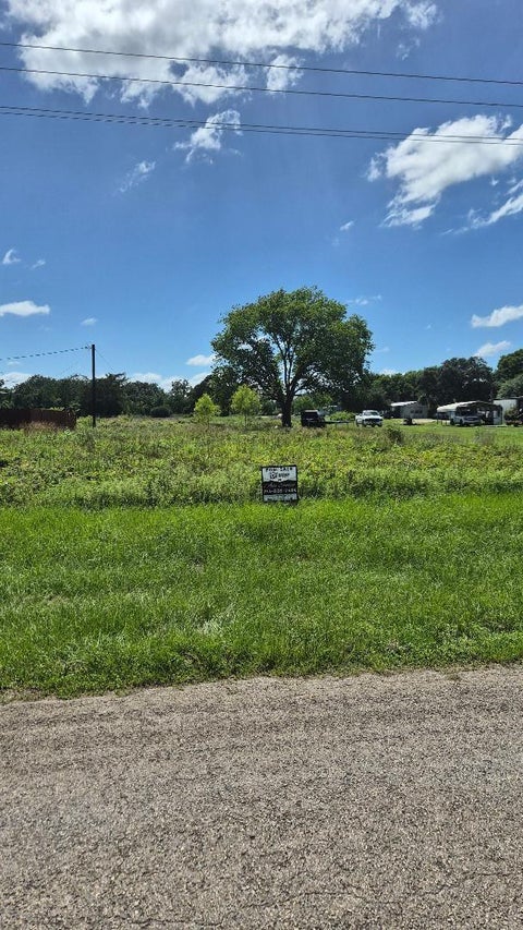 Photo of 6 Cemetery Road, Hempstead, TX 77445 (MLS # 95932395)
