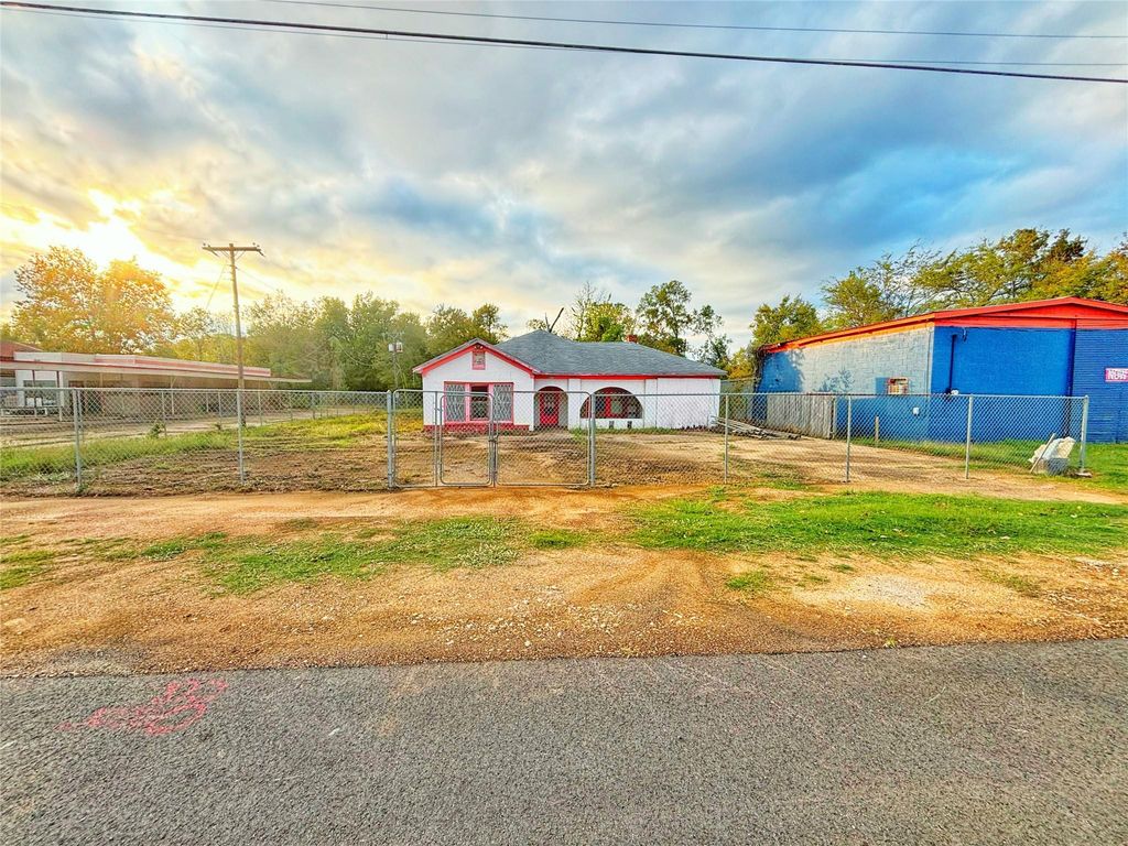 Photo of 805 South 4th Street, Crockett, TX 75835 (MLS # 61627769)