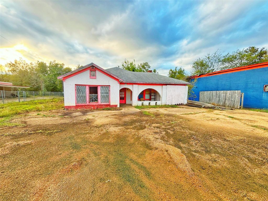 Photo of 805 South 4th Street, Crockett, TX 75835 (MLS # 61627769)