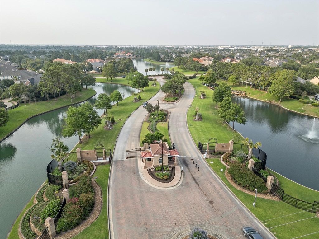 Photo of 6210 Ballina Canyon Lane, Houston, TX 77041 (MLS # 11659043)