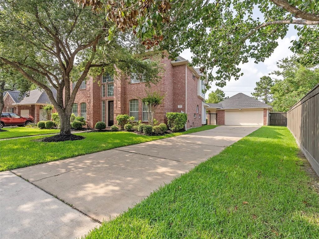 Photo of 6210 Ballina Canyon Lane, Houston, TX 77041 (MLS # 11659043)