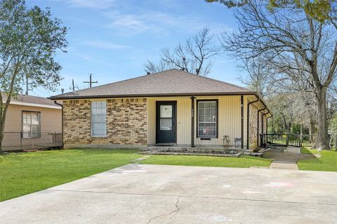 Multifamily For Rent - 308 Lawrence Street #A<br/> Tomball, TX 77375