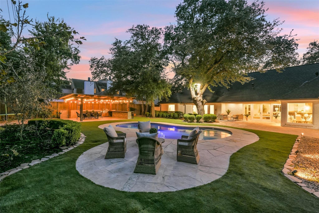 Photo of 451 Brown Saddle Street, Houston, TX 77057 (MLS # 61123081)