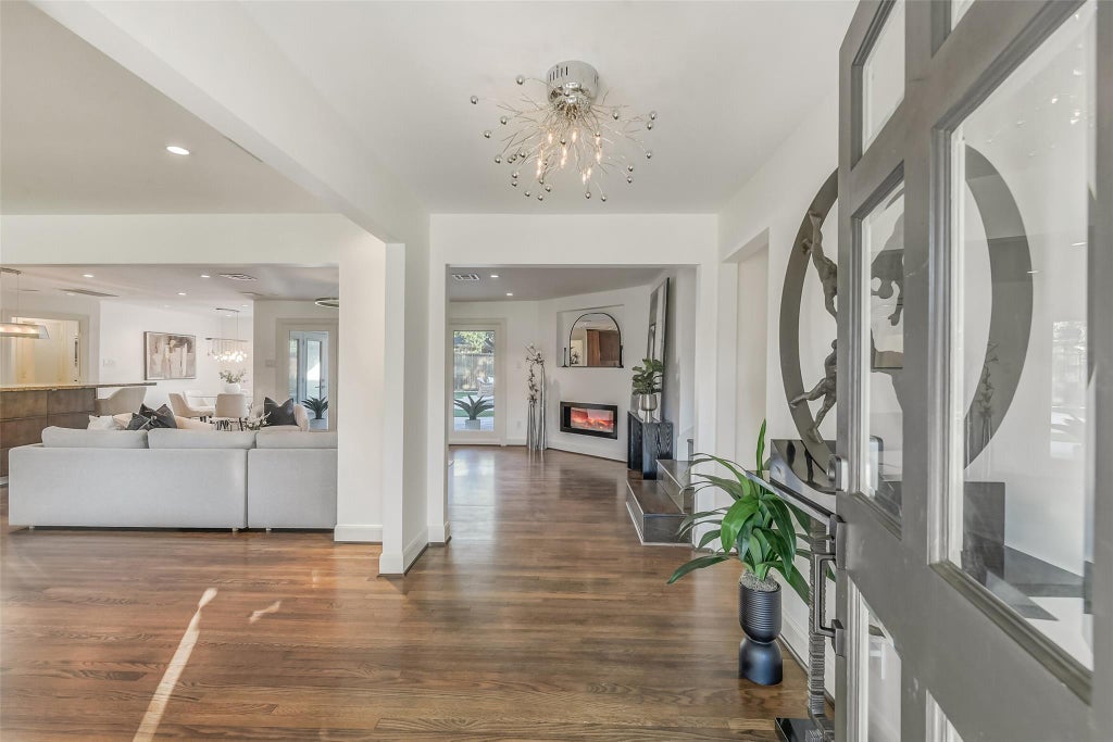 Photo of 451 Brown Saddle Street, Houston, TX 77057 (MLS # 61123081)