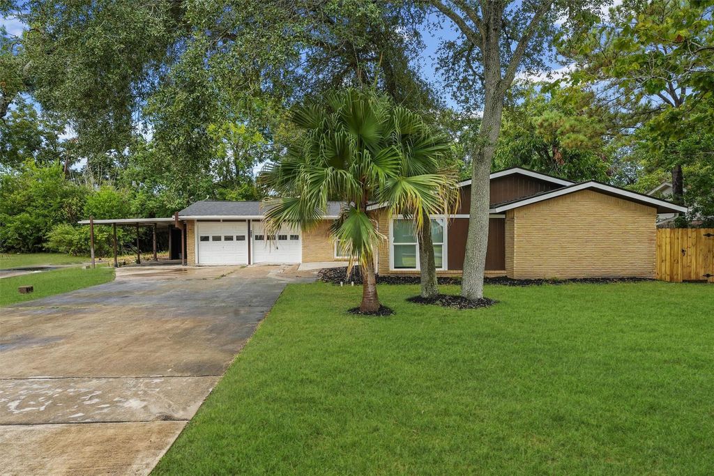 Photo of 632 Meadowlawn Street, Shoreacres, TX 77571 (MLS # 53413545)