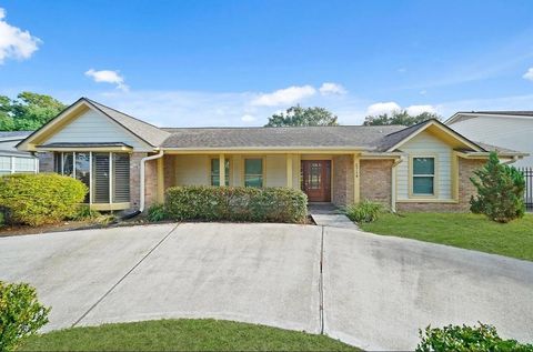 Photo of 5714 N Braeswood Boulevard, Houston, TX 77096 (MLS # 14103909)