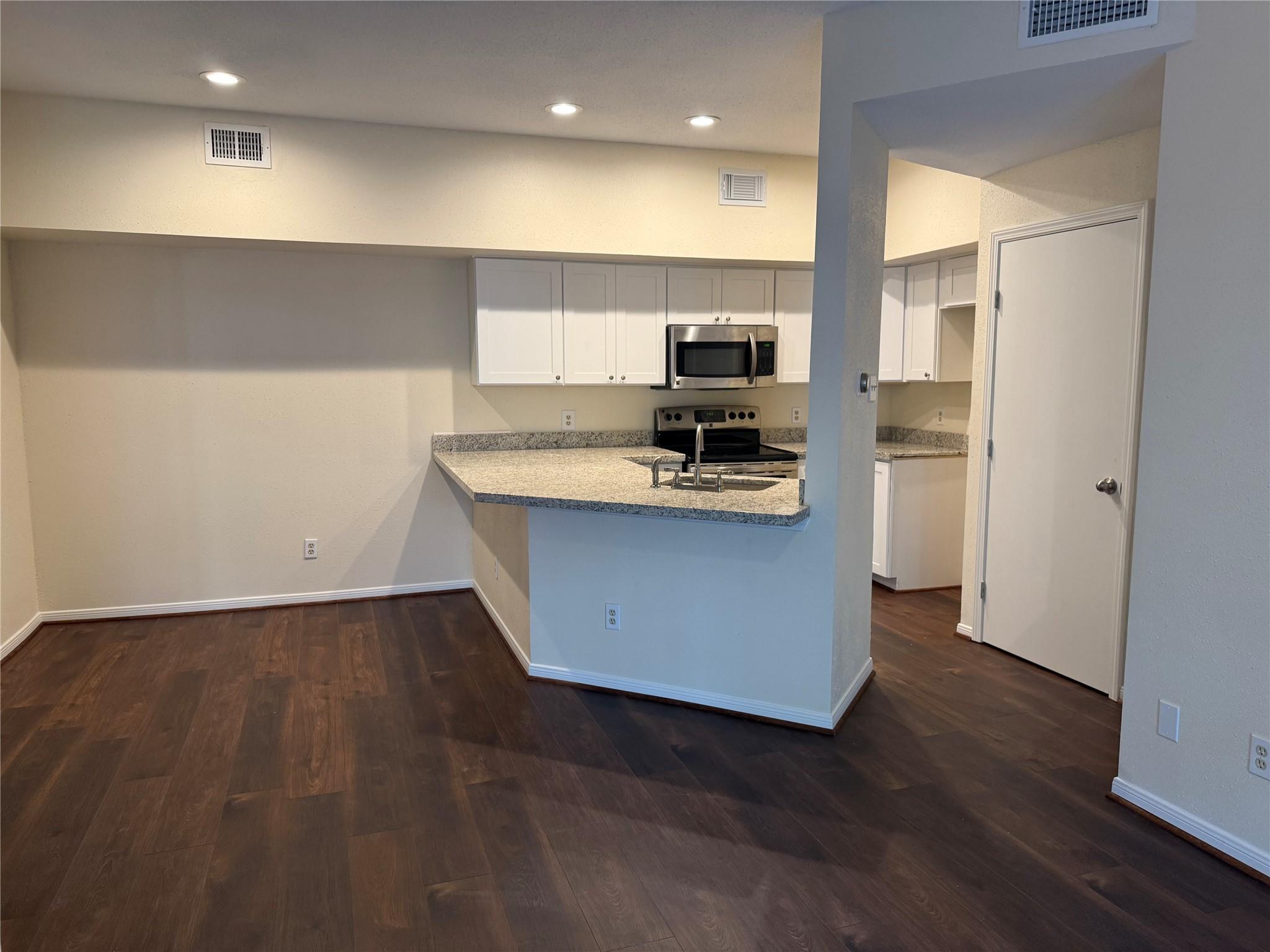 2121 El Paseo Street 2003