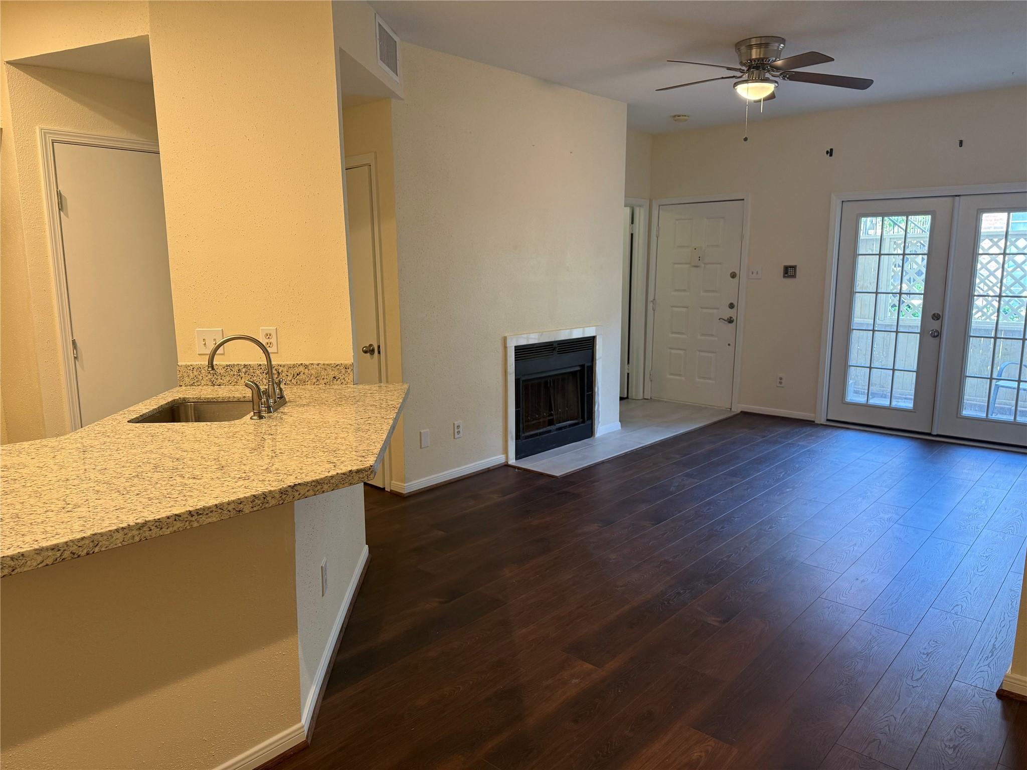 2121 El Paseo Street 2003