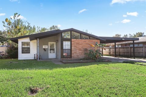 Photo of 2021 14th Avenue N, Texas City, TX 77590 (MLS # 4516223)