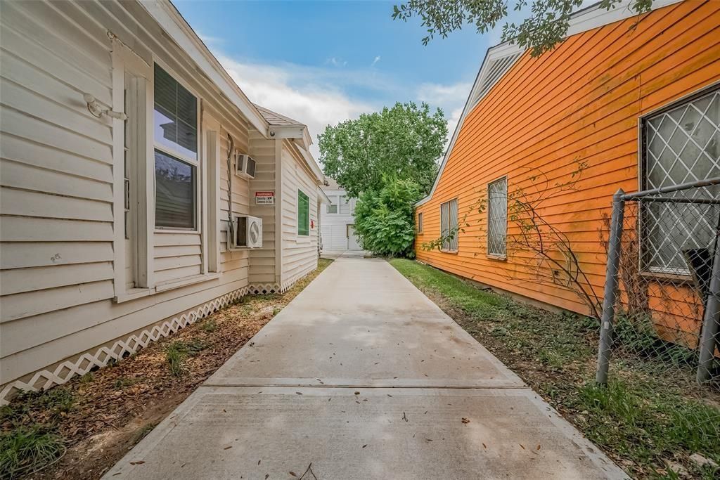 Photo of 1511 Scharpe Street #4, Houston, TX 77023 (MLS # 60314535)