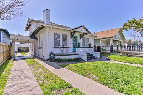 Photo of 3519 Avenue R 1/2, Galveston, TX 77550 (MLS # 245837)