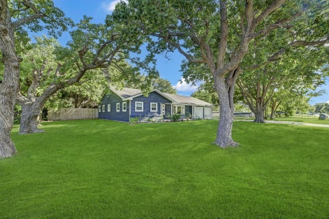 Photo of 1 4th Avenue N, Texas City, TX 77590 (MLS # 70504601)