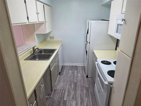 Tiny photo for 3025 Walnut Bend Lane #21, Houston, TX 77042 (MLS # 86950148)