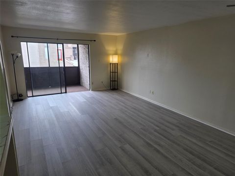Tiny photo for 3025 Walnut Bend Lane #21, Houston, TX 77042 (MLS # 86950148)