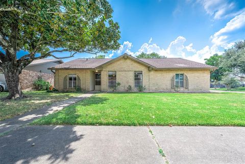 Photo of 802 Voyager Drive, Houston, TX 77062 (MLS # 52173111)