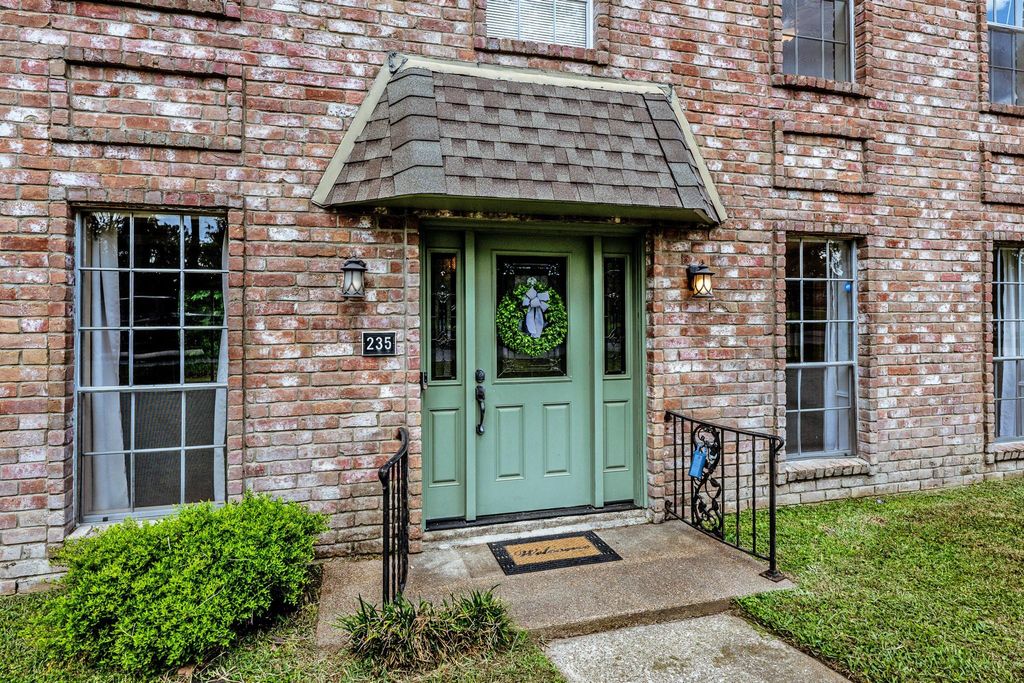 Photo of 235 Royal Oaks St, Huntsville, TX 77320 (MLS # 76897295)
