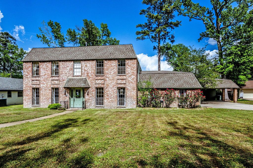 Photo of 235 Royal Oaks St, Huntsville, TX 77320 (MLS # 76897295)