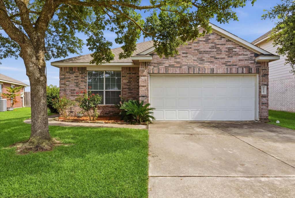Photo of 10707 Mocker Nut Street, Baytown, TX 77523 (MLS # 27985330)