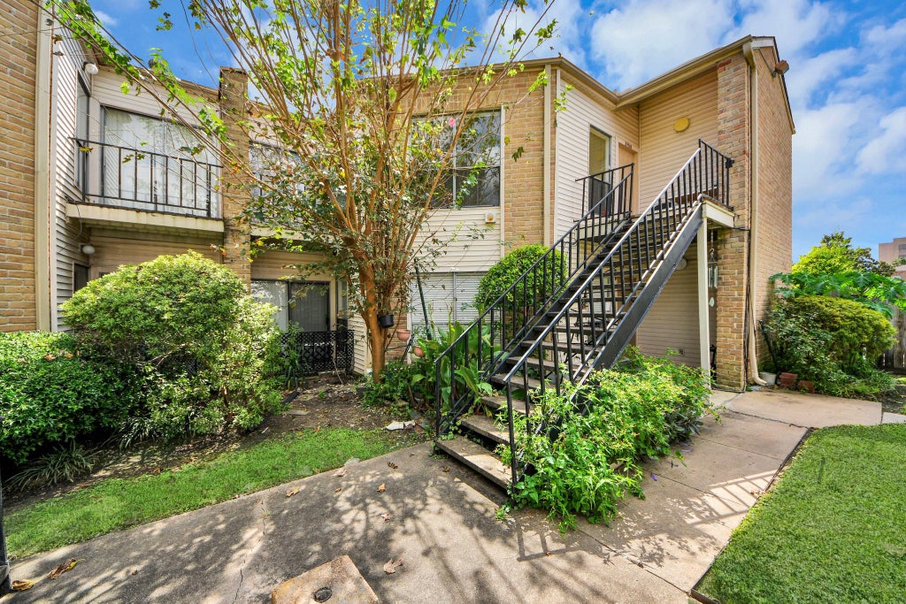 Photo of 3708 Woodchase Drive #68, Houston, TX 77042 (MLS # 31674230)