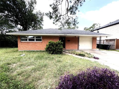 Photo of 7905 Turquoise Lane, Houston, TX 77055 (MLS # 57126897)
