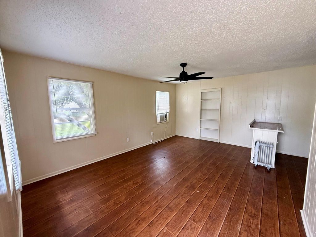 Photo of 519 Mcguire Ln Ln, Huntsville, TX 77340 (MLS # 80880244)