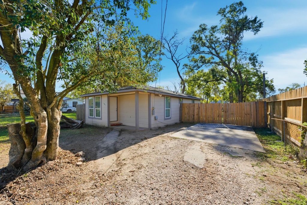 Photo of 1041 Dolly Wright Street, Houston, TX 77088 (MLS # 38988767)