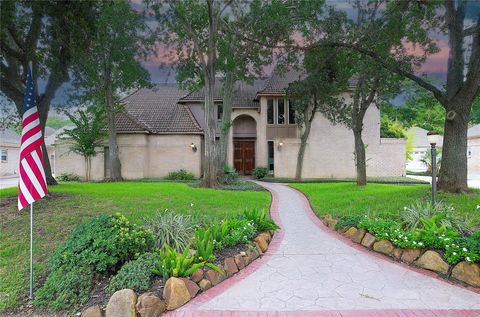 Photo of 734 Plainwood Drive, Houston, TX 77079 (MLS # 64087084)