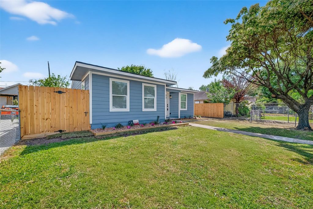 Photo of 6622 Moss Rose Street, Houston, TX 77087 (MLS # 37873221)