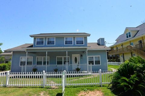 Photo of 911 Hawthorne Road, Clear Lake Shores, TX 77565 (MLS # 12883128)