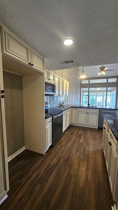 Tiny photo for 33 April Point North Drive, Montgomery, TX 77356 (MLS # 66459787)
