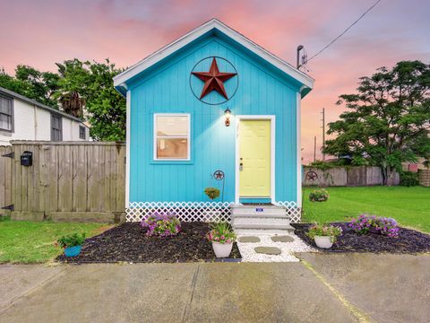 Photo of 3917 Winnie Street, Galveston, TX 77550 (MLS # 30573421)
