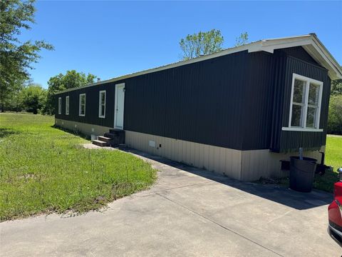 Photo of 1915 W Sealy Street, Alvin, TX 77511 (MLS # 29093556)