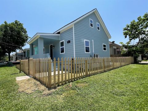 Photo of 1701 40th Street, Galveston, TX 77550 (MLS # 85710659)