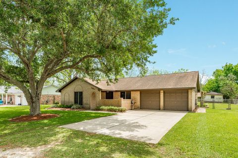 Photo of 131 Singleton Street, Jones Creek, TX 77541 (MLS # 94722849)