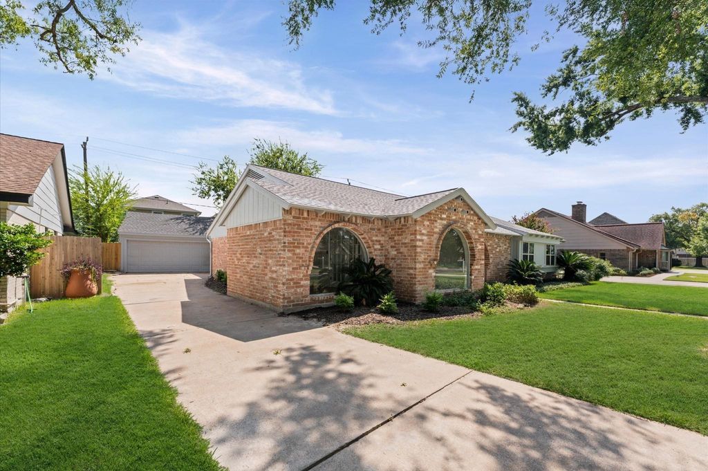 Photo of 2914 Riata Lane, Houston, TX 77043 (MLS # 74310204)