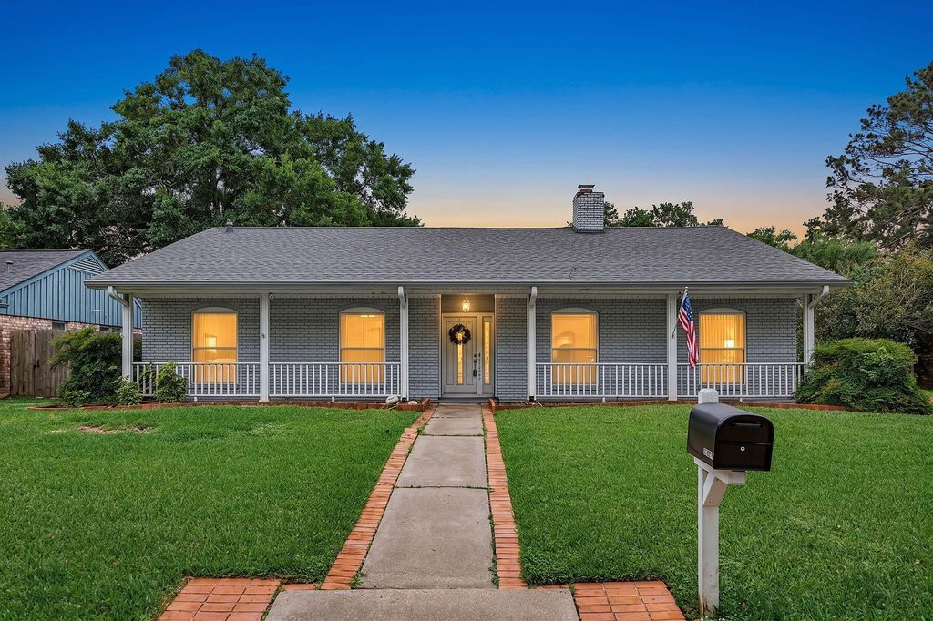 Photo of 11407 Valley Spring Drive, Houston, TX 77043 (MLS # 31658051)