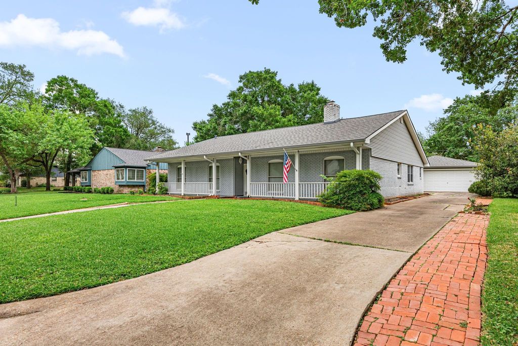 Photo of 11407 Valley Spring Drive, Houston, TX 77043 (MLS # 31658051)