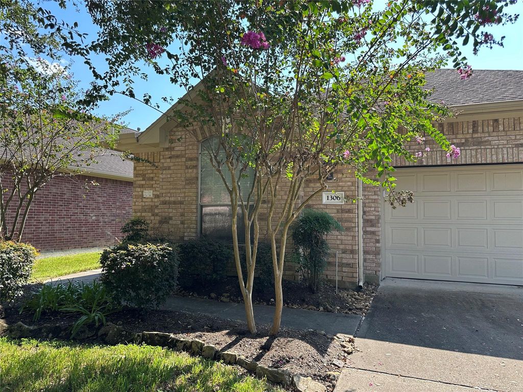 Photo of 1306 Modena Drive, Pearland, TX 77581 (MLS # 28445834)